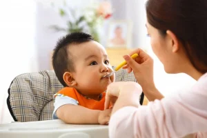 giúp việc chăm em bé