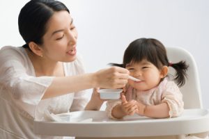 Thuê người giúp việc trông bé