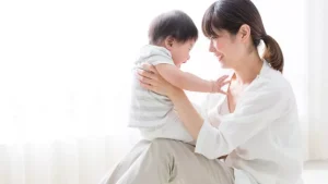 Thuê người giúp việc trông bé