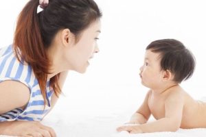 Thuê người giúp việc trông bé