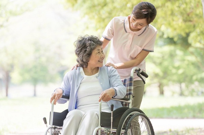 Dịch vụ chăm sóc người già tại nhà 